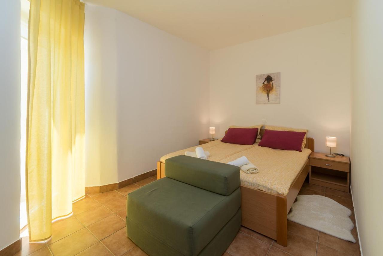 Apartments Bogdanic Krk I Krk Town Buitenkant foto