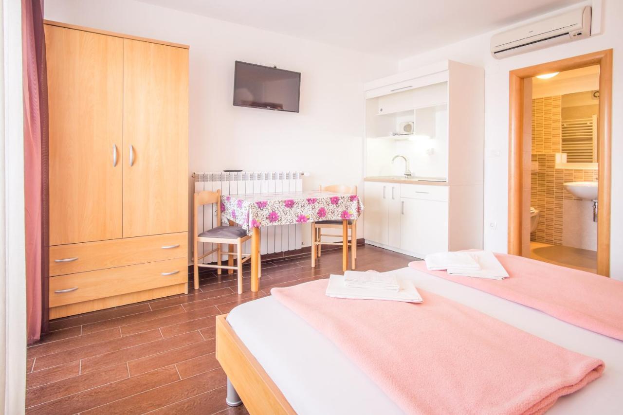 Apartments Bogdanic Krk I Krk Town Buitenkant foto